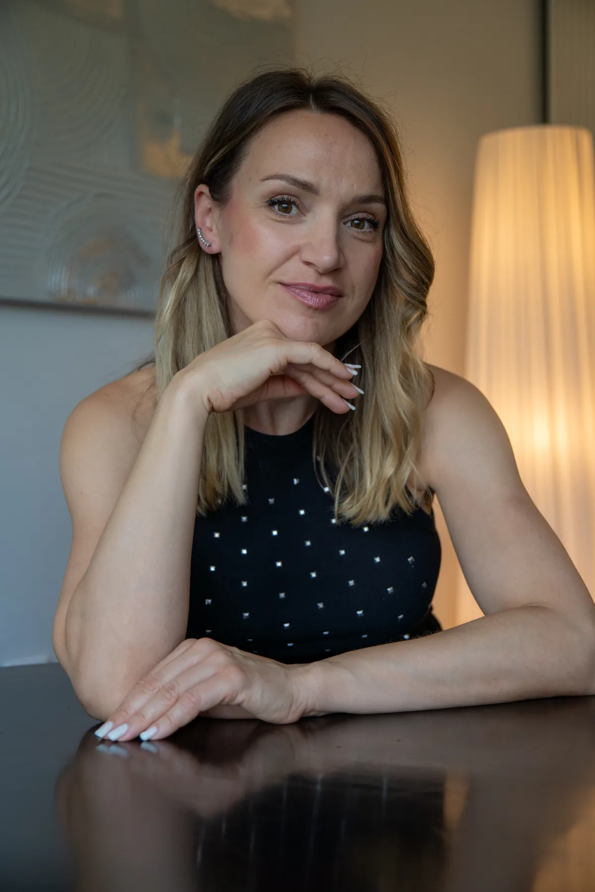 Petra Pinjuh sjedi za stolom s bradom oslonjenom na ruku